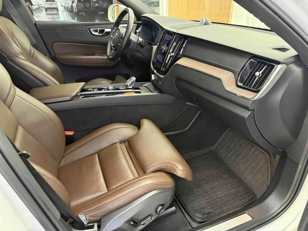Volvo XC60 PHEV — миниатюра 11