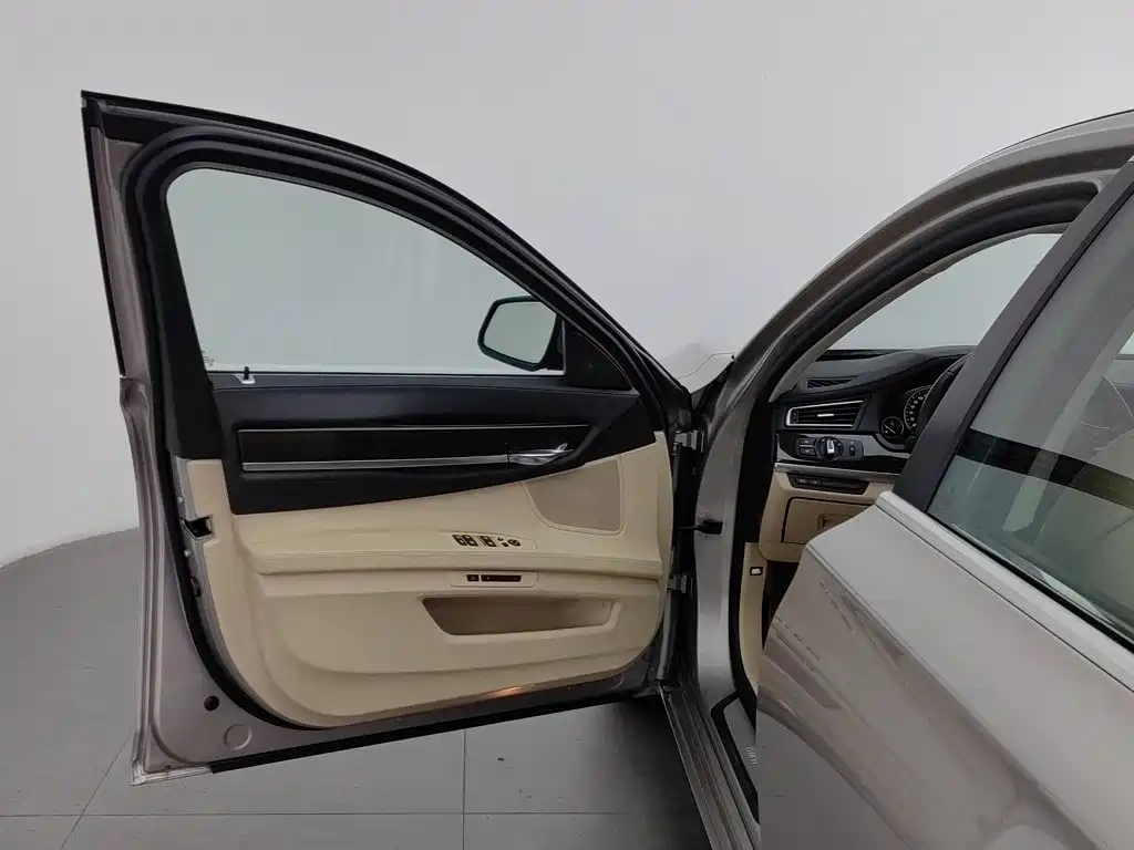 BMW 7 Series — миниатюра 8
