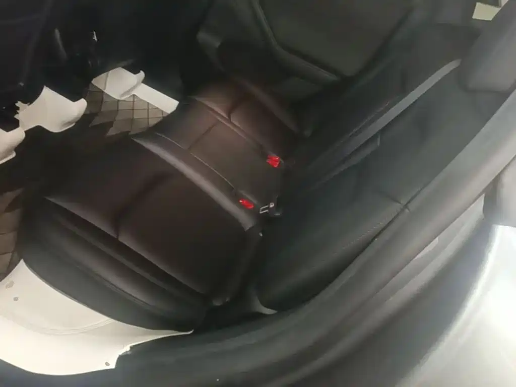 Tesla Model Y — миниатюра 17