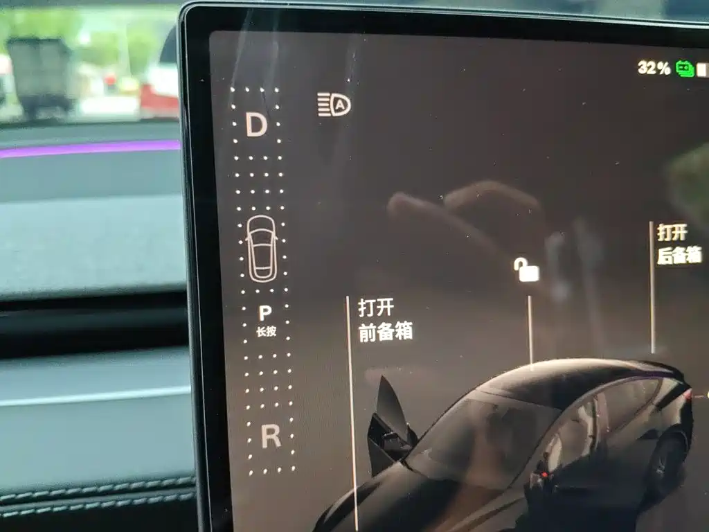 Tesla Model Y — миниатюра 10