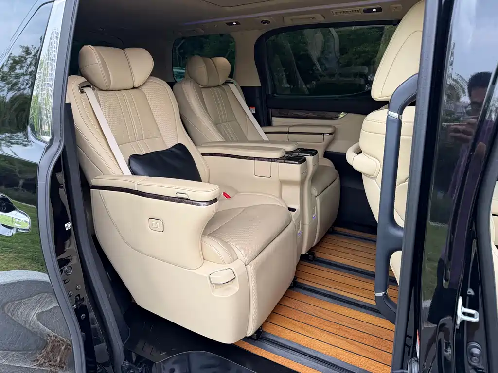 Toyota Alphard — миниатюра 12