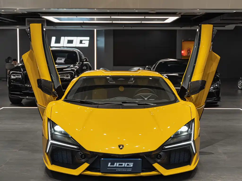 LAMBORGHINI REVUELTO