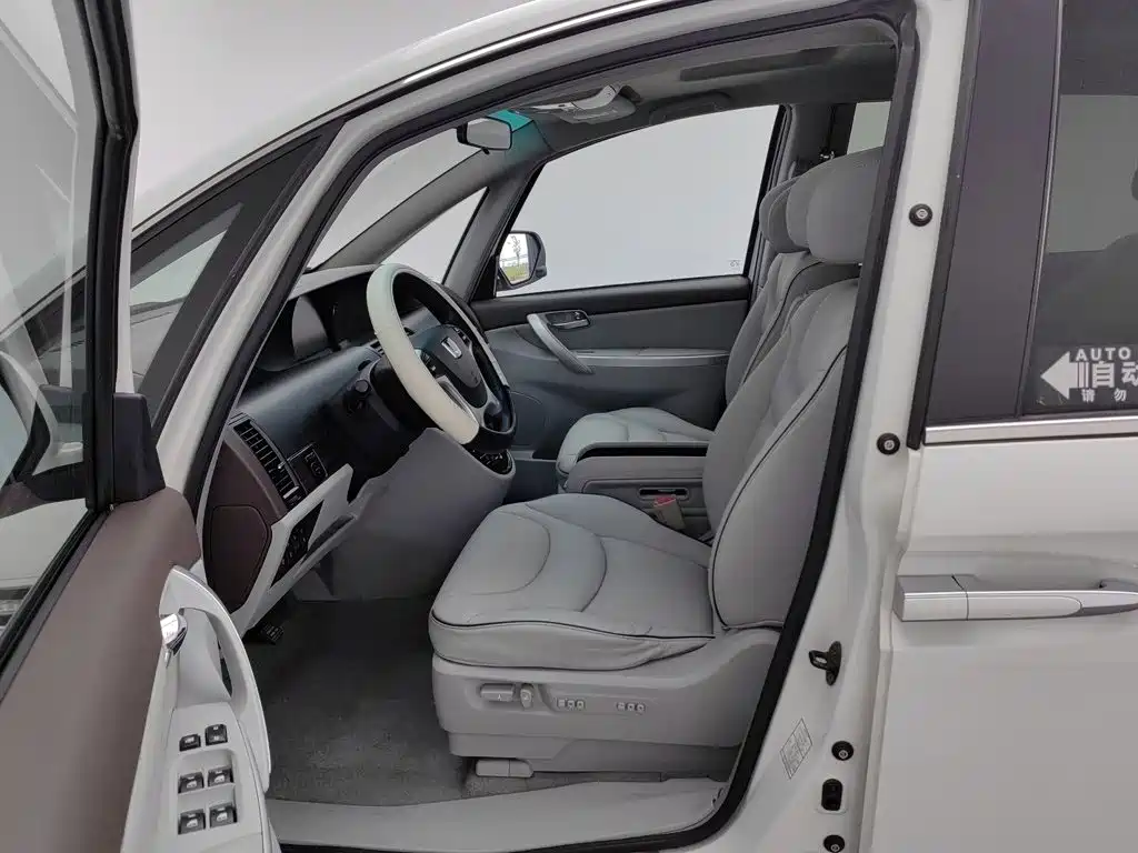 Luxgen Big 7 MPV — миниатюра 10