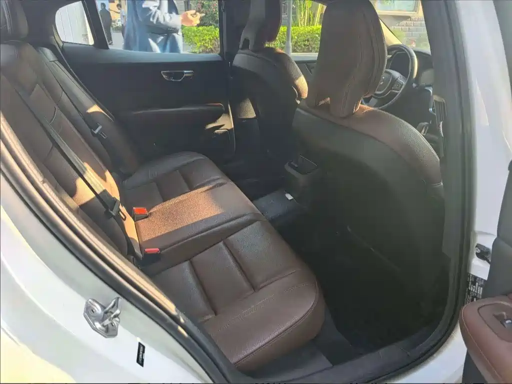 Volvo S60 PHEV — миниатюра 5