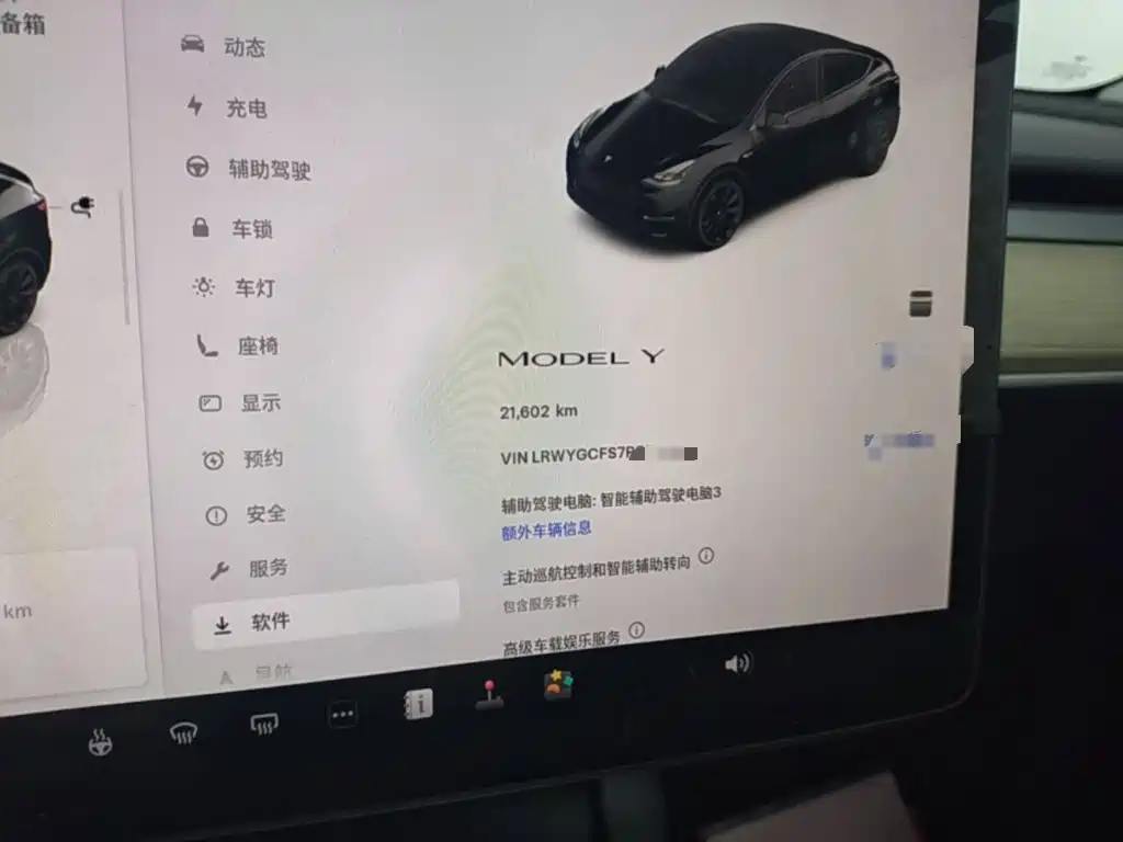 Tesla Model Y — миниатюра 12