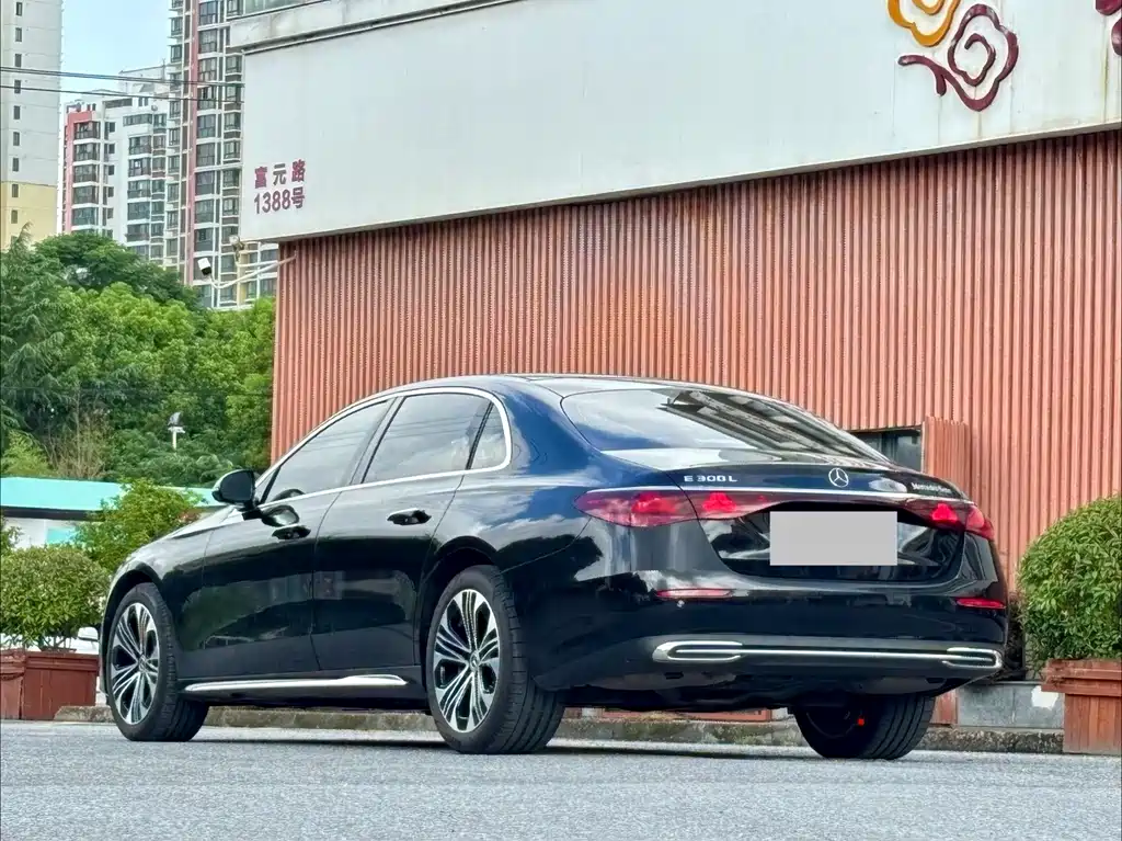 Mercedes-Benz E-Class — миниатюра 6