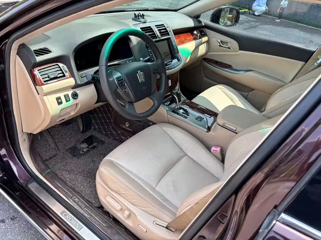 Toyota Crown — миниатюра 6