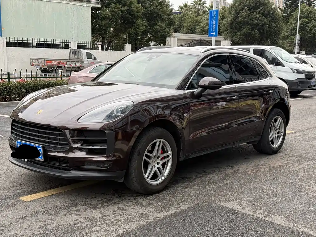 PORSCHE MACAN