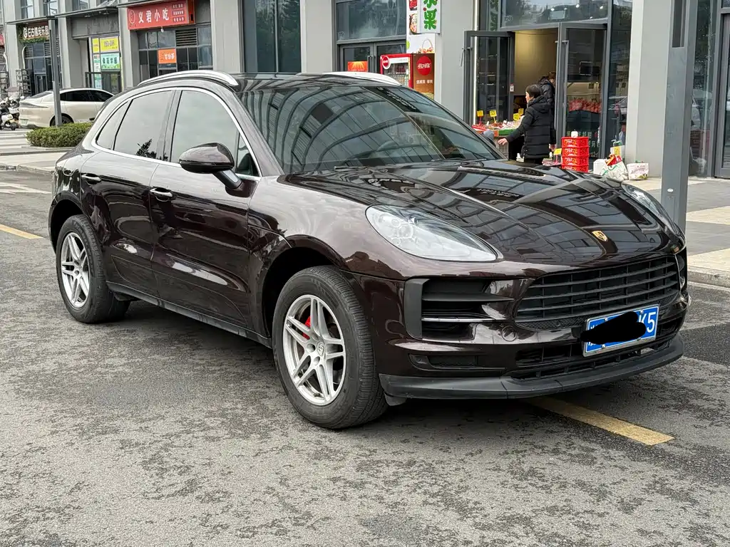 PORSCHE MACAN