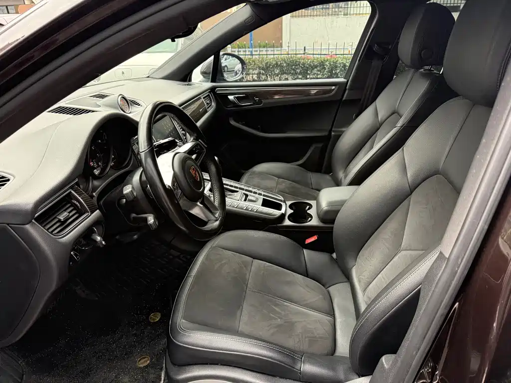 PORSCHE MACAN