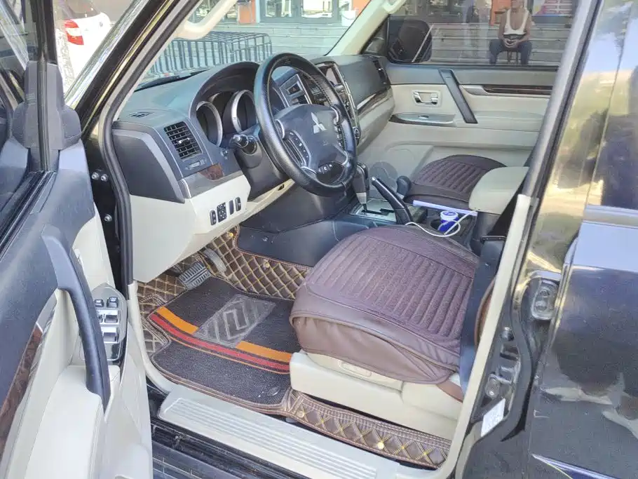 Mitsubishi Pajero (Import) — миниатюра 9