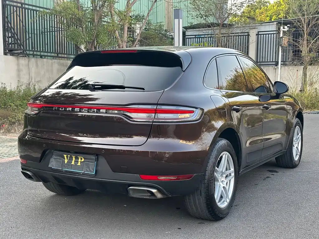 PORSCHE MACAN