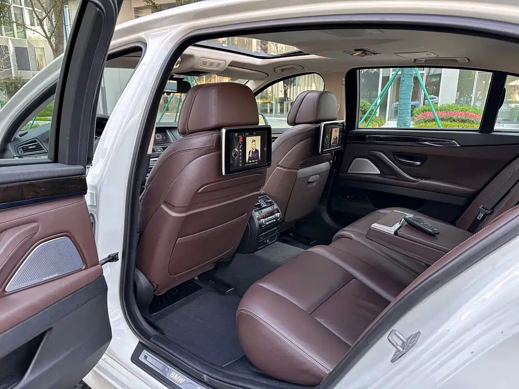 BMW 5 Series — миниатюра 20