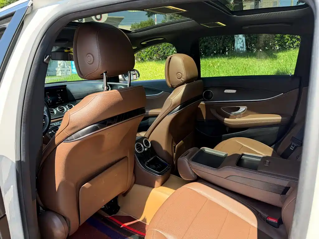 Mercedes-Benz E-Class — миниатюра 11