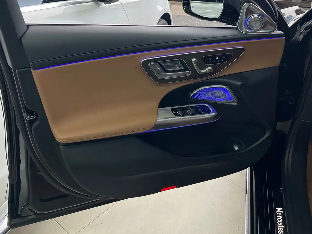 Mercedes-Benz E-Class — миниатюра 12