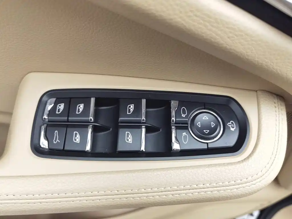 Porsche Macan — миниатюра 9