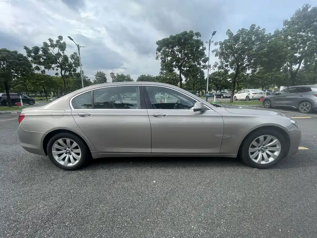 BMW 7 Series — миниатюра 15