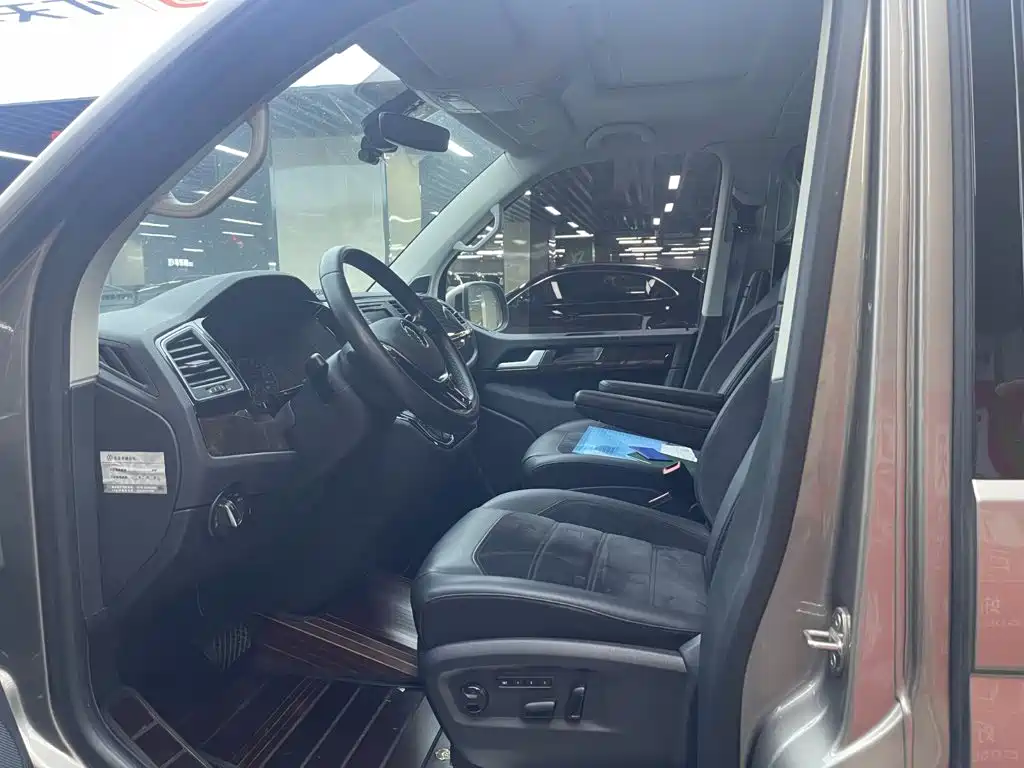 Volkswagen Multivan — миниатюра 5