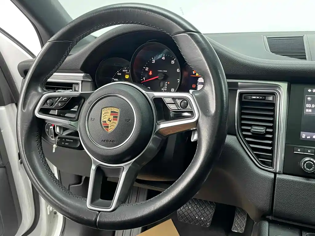 PORSCHE MACAN