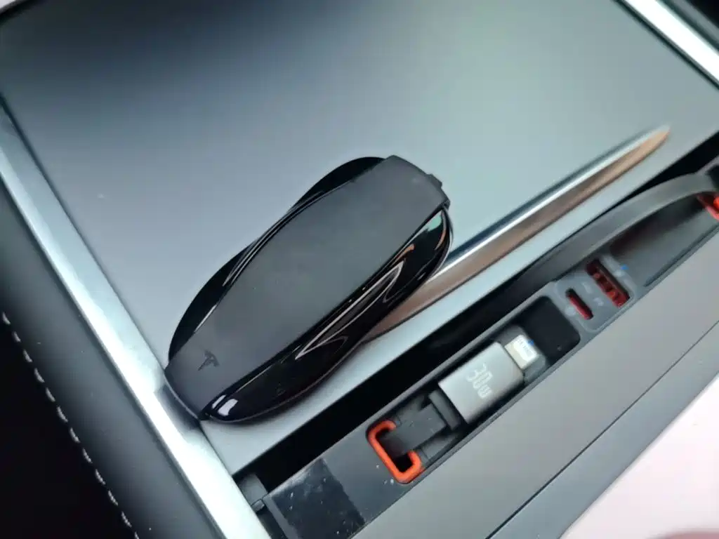 Tesla Model Y — миниатюра 9