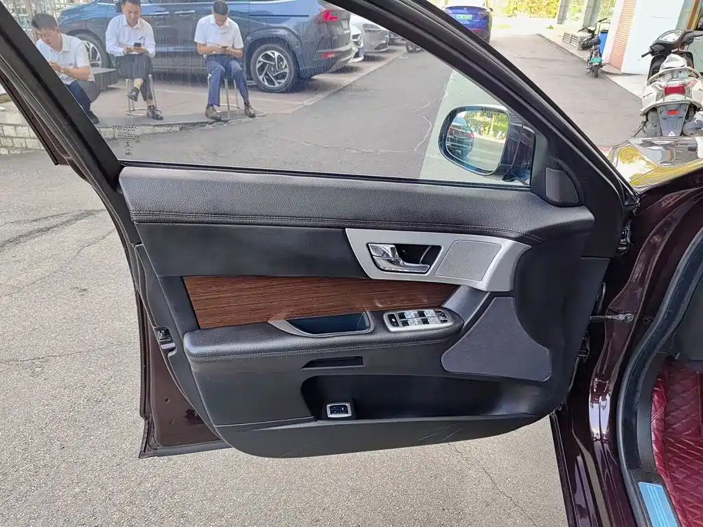 Jaguar XF — миниатюра 6
