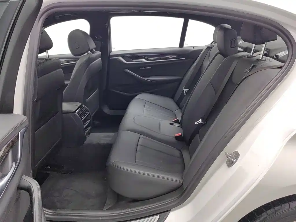 BMW 5 Series — миниатюра 15