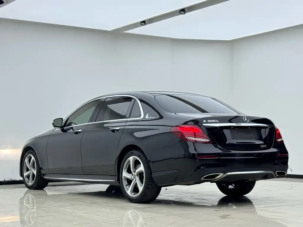 Mercedes-Benz E-Class — миниатюра 13