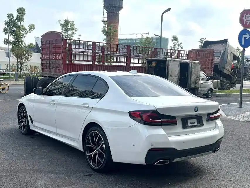 BMW 5 Series — миниатюра 9