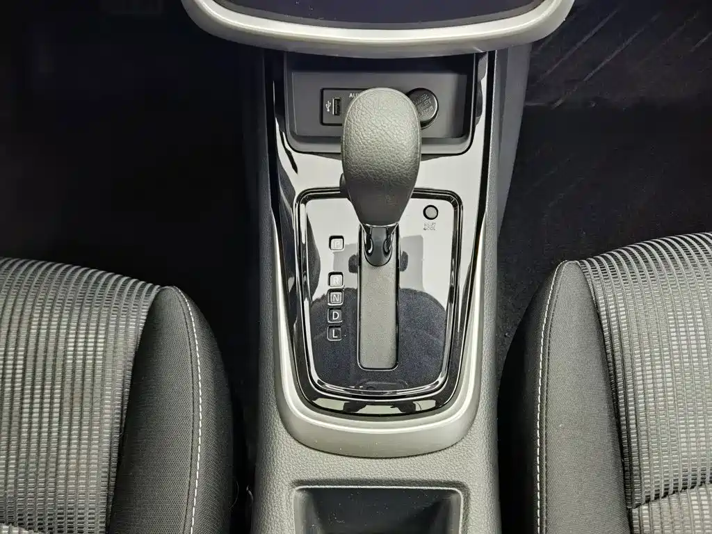 Nissan Tiida — миниатюра 13