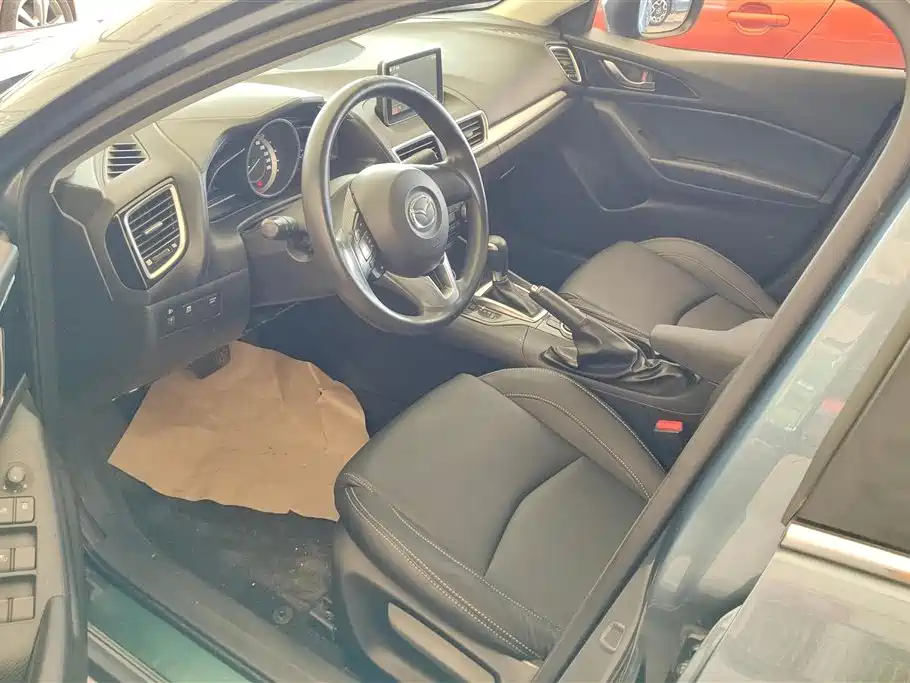Mazda Mazda3 3 2014 1.5L AT Luxury