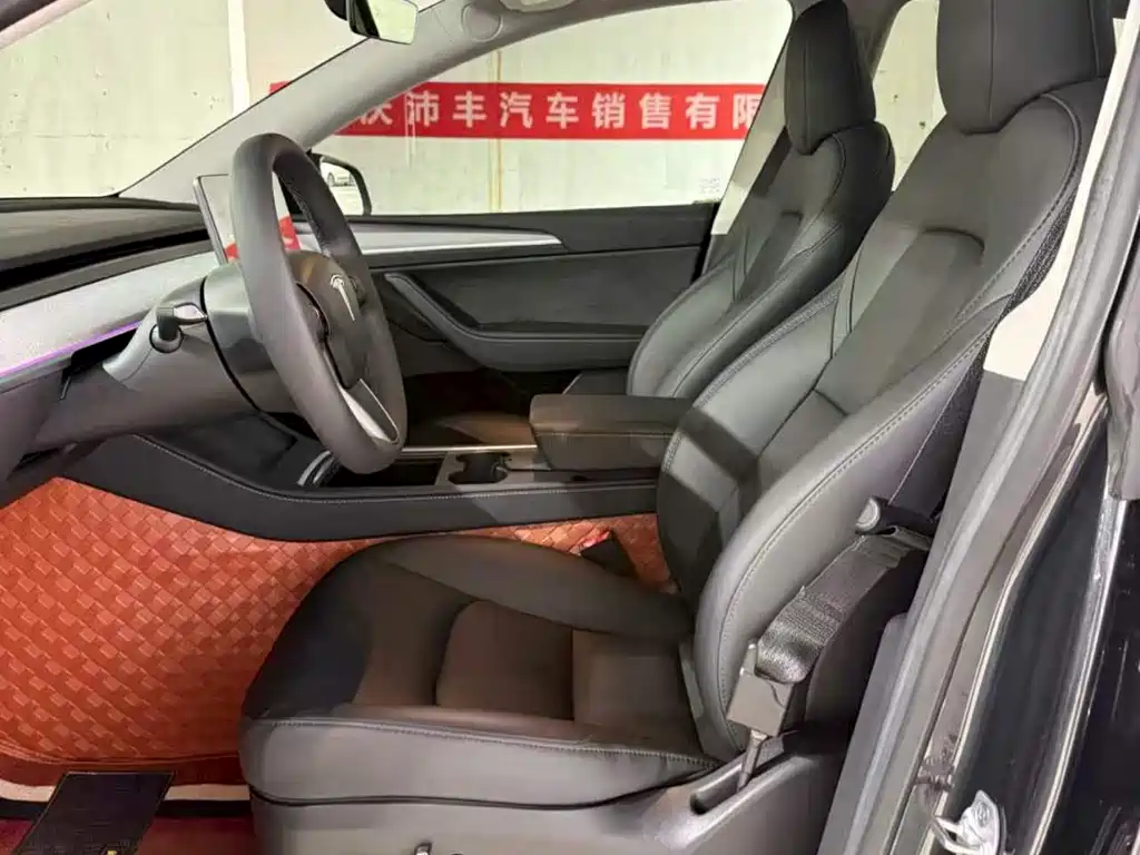 Tesla Model Y — миниатюра 8