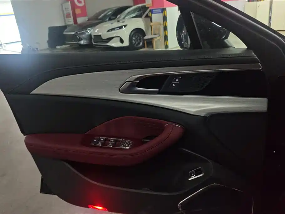 Hongqi H5 PHEV 2025 130