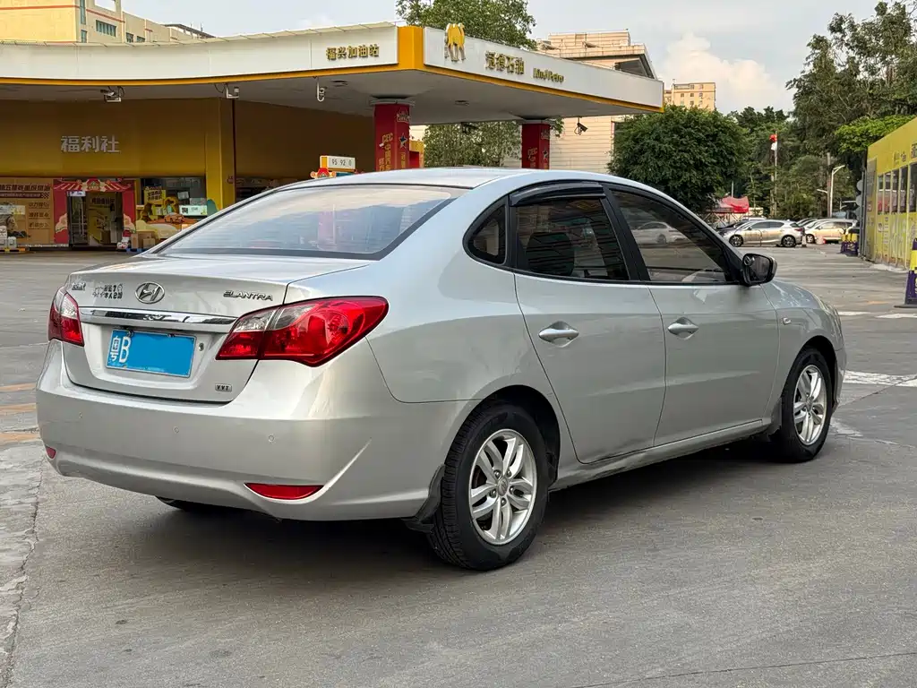 Hyundai Elantra — миниатюра 9