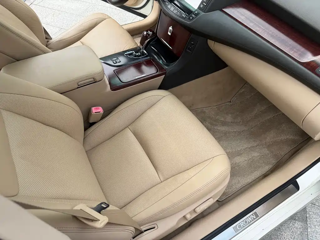 Toyota Crown — миниатюра 10
