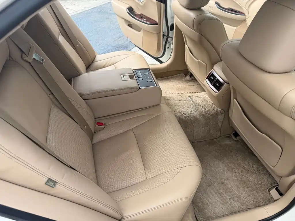 Toyota Crown — миниатюра 9