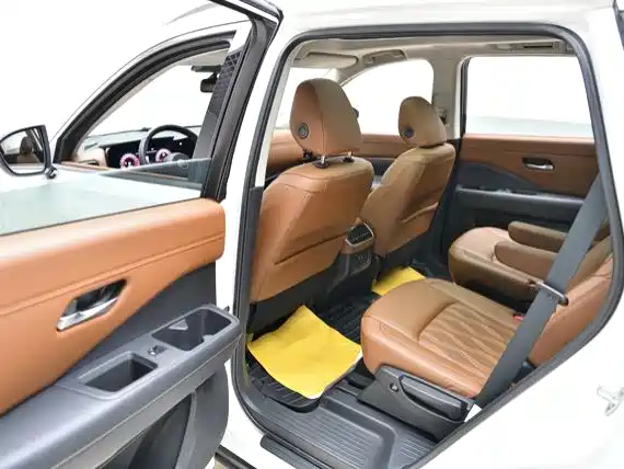 NISSAN EXPLORING THE LAND