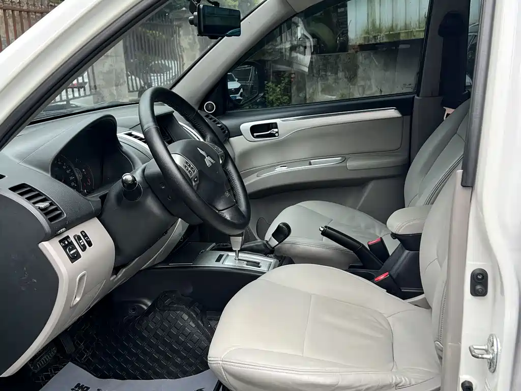 Mitsubishi Pajero Sport 3.0L Auto 4WD Executive Edition, фото 3