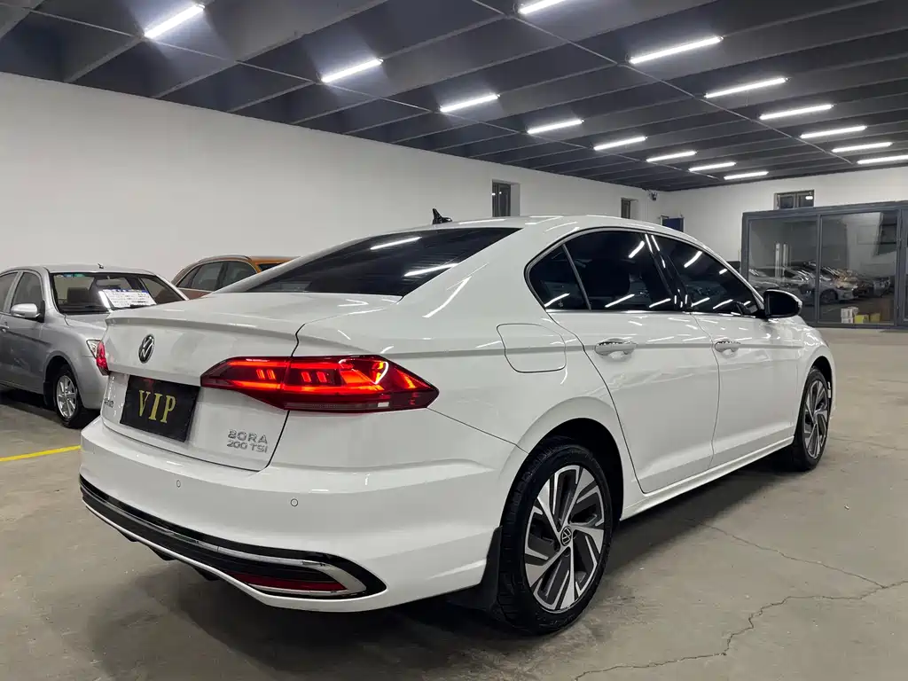 VOLKSWAGEN BORA
