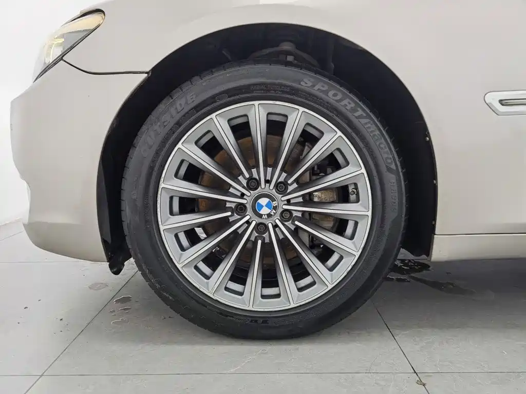 BMW 7 Series — миниатюра 17