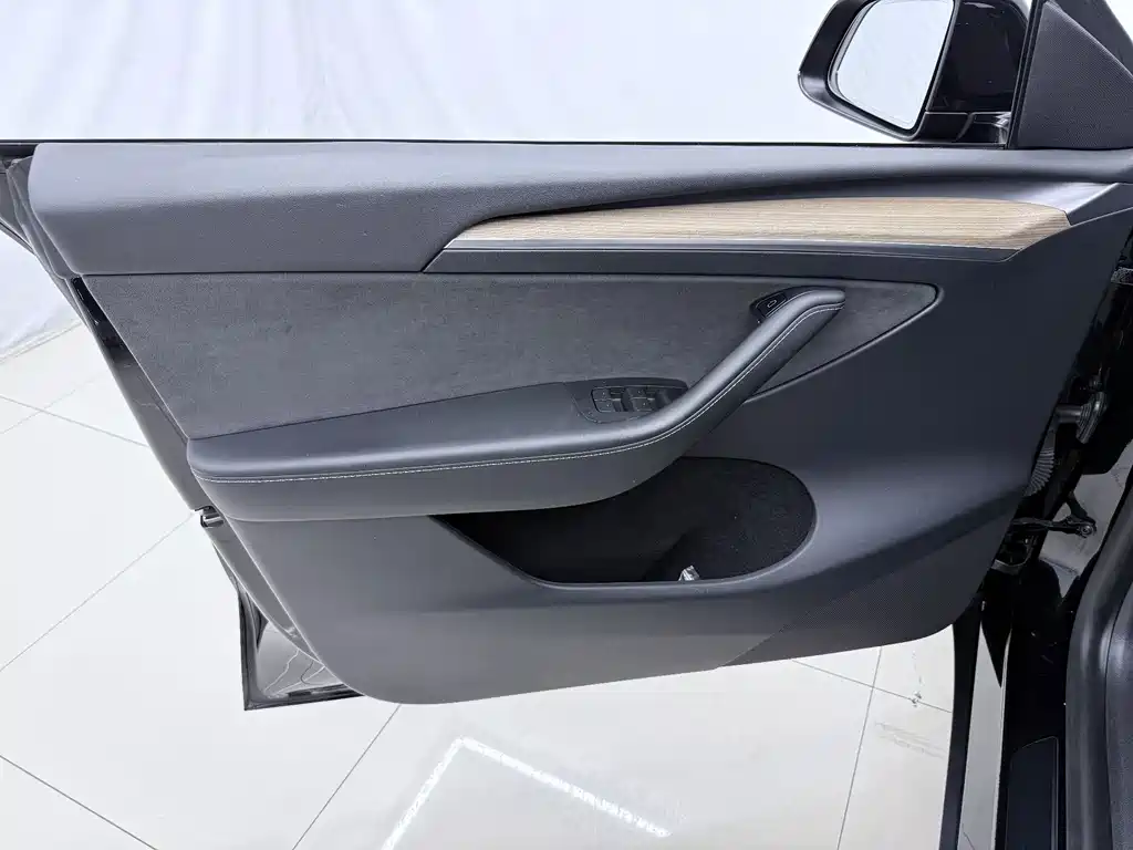 Tesla Model Y — миниатюра 16