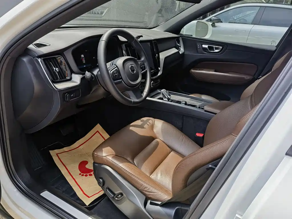 Volvo XC60 2023 B5 Luxury