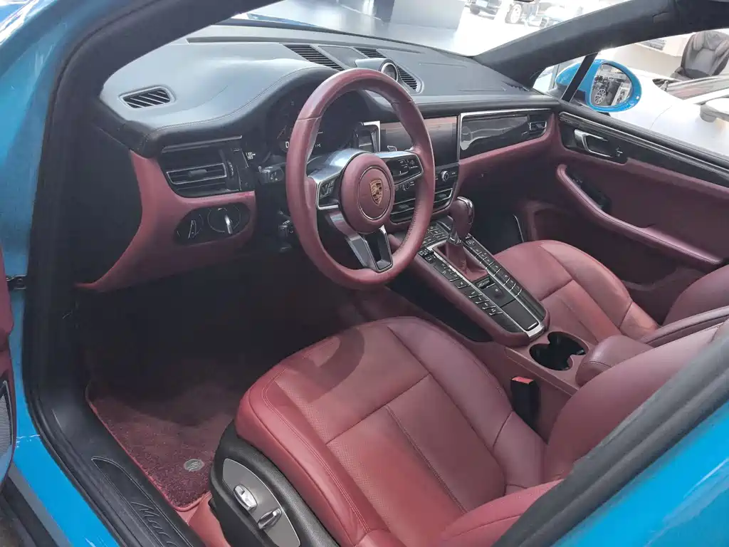 PORSCHE MACAN