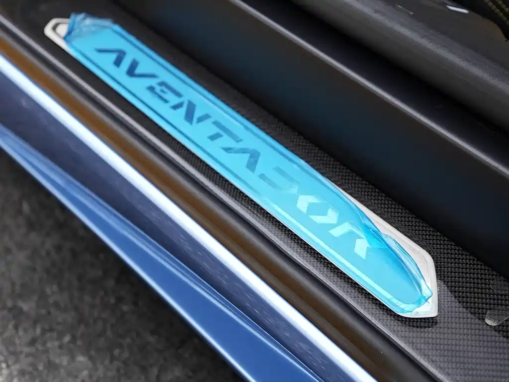 LAMBORGHINI AVENTADOR