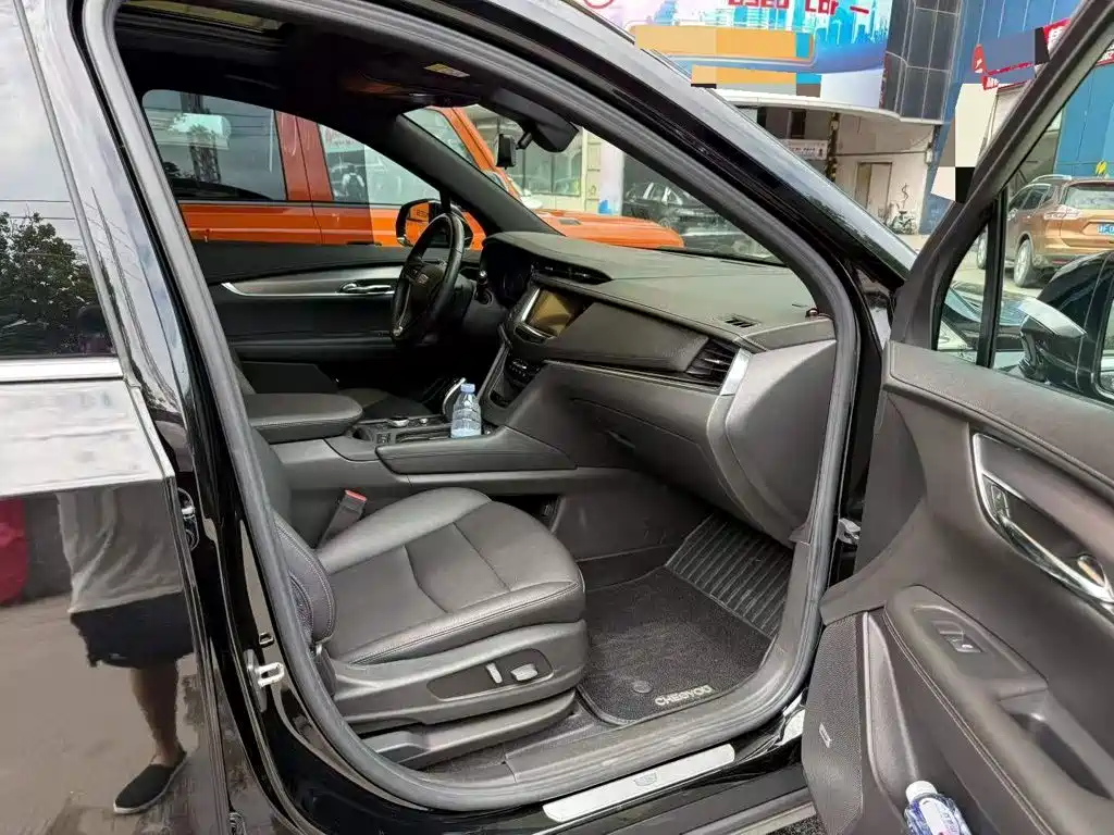 Cadillac XT6 2021 28T мест