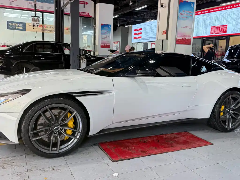 Aston Martin DB11 2019 4.0T V8 Coupe