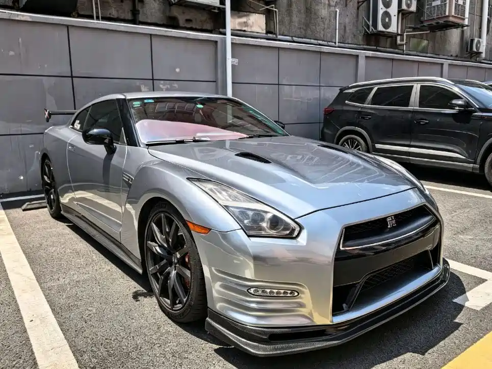 Nissan GT-R — миниатюра 3