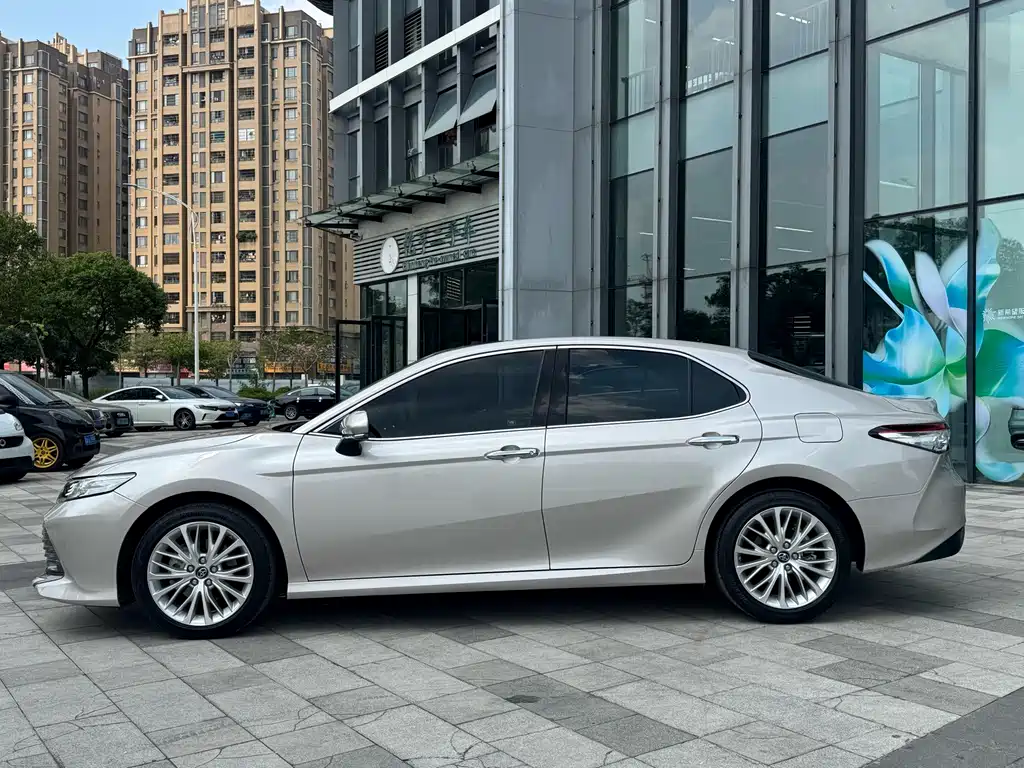 Toyota Camry — миниатюра 3