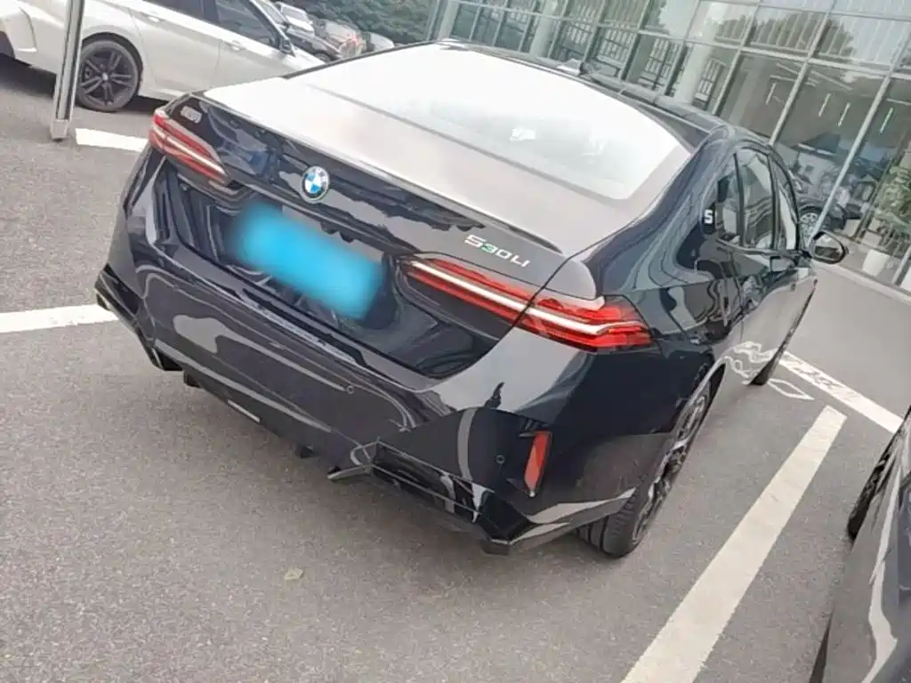 BMW 5 Series — миниатюра 7