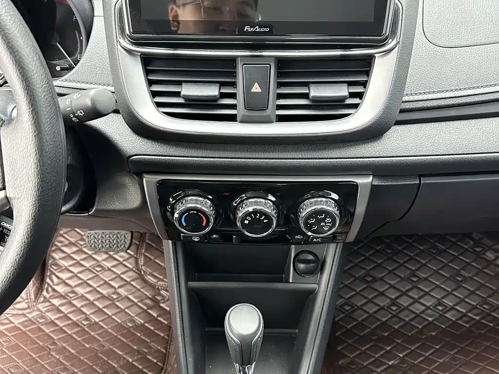 Toyota Yaris L — миниатюра 15