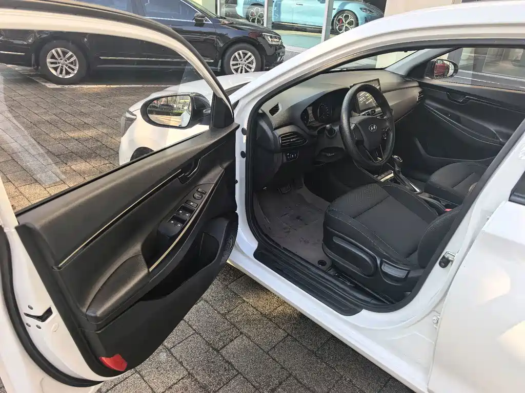 Hyundai Elantra — миниатюра 12